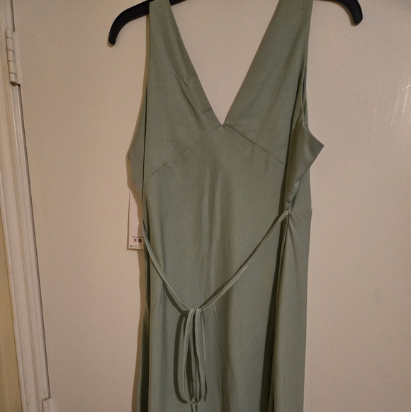 NWTElegant Green Sleeveless Dress - Picture 2 of 2